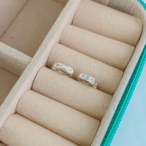 BRINCO ARGOLA CRAVEJADA 4 ZIRCÔNIAS. EM PRATA 925