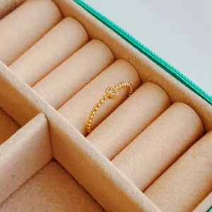 ANEL GOTA CRAVEJADA COM MEIO ARO DE BOLINHAS. BANHADO A OURO 18K.