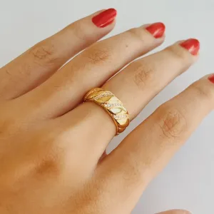 ANEL GROSSO TORCIDO COM FIO CRAVEJADO. BANHADO A OURO 18K.