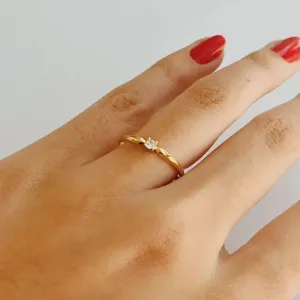 ANEL SOLITÁRIO 3MM COM DETALHE NO ARO. BANHADO A OURO 18K.
