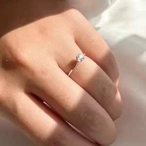 ANEL SOLITÁRIO 4MM COM LATERAL MAIS LARGA. EM PRATA 925.