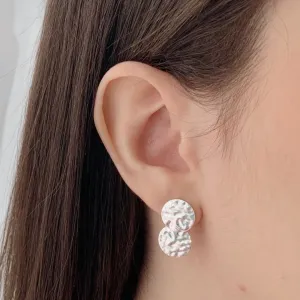 BRINCO 2 CÍRCULOS MARTELADOS. TAMANHO G. EM PRATA 925.