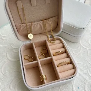 MINI PORTA JOIAS PORTÁTIL PARA VIAGEM NA COR OFF WHITE.