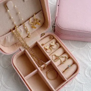 MINI PORTA JOIAS PORTÁTIL PARA VIAGEM NA COR ROSA.