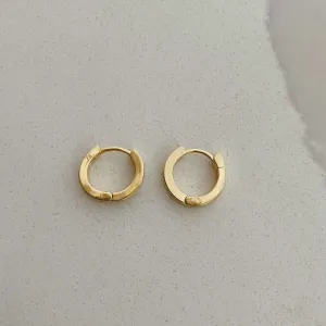BRINCO ARGOLA CRAVEJADO VERDE ESMERALDA. TAMANHO G. BANHADO A OURO 18K.