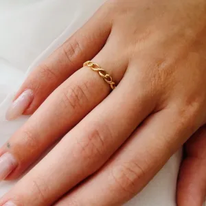 ANEL CORRENTE MINI INFINITOS. TAMANHO 13. BANHADO A OURO 18K.