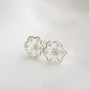 BRINCO FLOR VAZADA COM DETALHES EM ZIRCÔNIA. BANHADO A PRATA.