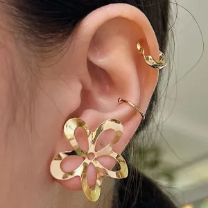 BRINCO FLOR COM 5 PÉTALAS. BANHADO A OURO 18K.
