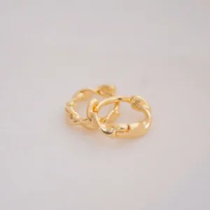 BRINCO ARGOLA TORCIDA. TAMANHO M. BANHADA A OURO 18K.