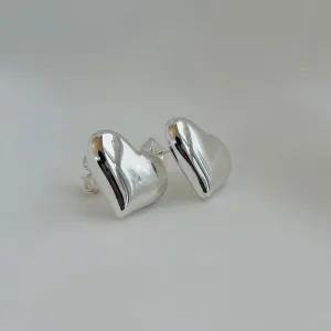 BRINCO DE CORAÇÃO LISO ENCORPADO. 1,8CM DE LARGURA. BANHADO A PRATA.