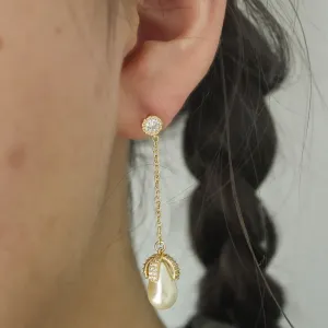 BRINCO PÊNDULO COM PÉROLA E DETALHES CRAVEJADOS. BANHADO A OURO 18K.