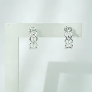 BRINCO ARGOLA TRABALHADA COM PONTO DE LUZ. BANHADA A PRATA.