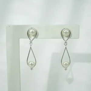 BRINCO 2 GOTAS VAZADA COM PÉROLAS. BANHADA A PRATA.