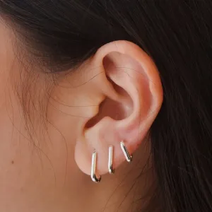 BRINCO ARGOLA OVAL. TAMANHO P. BANHADA A PRATA.