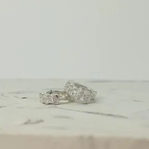 BRINCO ARGOLA ZIRCÔNIAS QUADRADAS. TAMANHO P. EM PRATA 925.