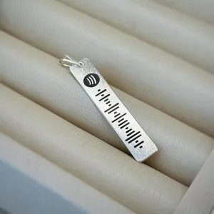 PINGENTE PERSONALIZADO PLAQUINHA RETANGULAR 7X37MM PRATEADO. BANHADO A PRATA
