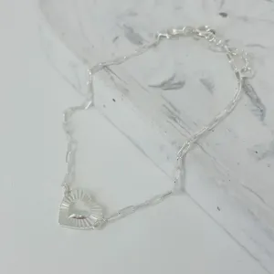 PULSEIRA ELOS RETANGULARES COM CORAÇÃO DIAMANTADO. 18CM DE COMPRIMENTO E 2CM DE REGULAGEM. EM PRATA 925.
