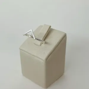 ANEL V MINIMALISTA. EM PRATA 925.