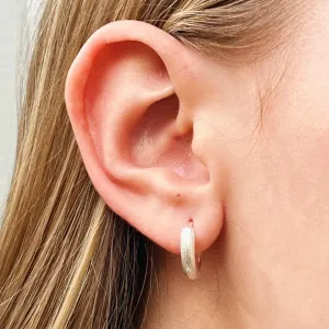 ARGOLA COM DETALHE TEXTURIZADO. TAMANHO G. EM PRATA 925.