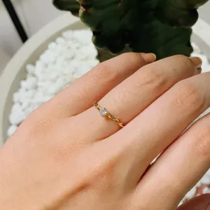 ANEL SOLITÁRIO COM ARO TORCIDO. BANHADO A OURO 18K.