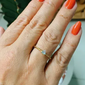 ANEL SOLITÁRIO CORAÇÃO COM ARO TORCIDO. BANHADO A OURO 18K.