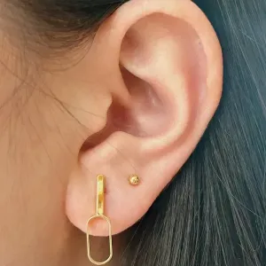 BRINCO MINIMALISTA OVAL COM BARRA. BANHADO A OURO 18K.