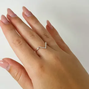 ANEL V MINIMALISTA. EM PRATA 925.