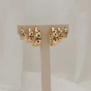 TRIO ARGOLA OVAL COM ZIRCÔNIAS COLORIDAS. TAMANHO P/M/G. BANHADO A OURO 18K.