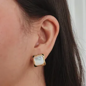BRINCO QUADRADO COM MADREPÉROLA. BANHADO A OURO 18K.