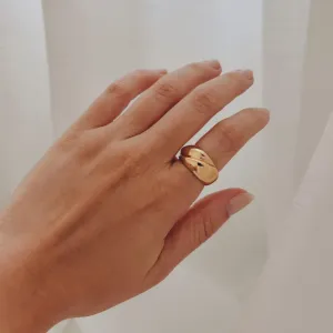 ANEL GROSSO ONDULADO DUPLO REGULÁVEL. TAMANHO 18. BANHADO A OURO 18K.