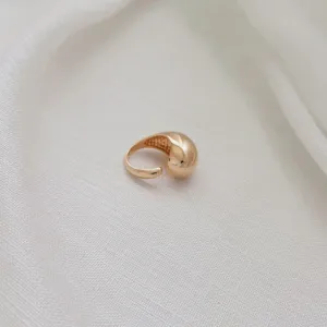 ANEL ORGÂNICO VÍRGULA ALTA REGULÁVEL. TAMANHO 16. BANHADO A OURO 18K.