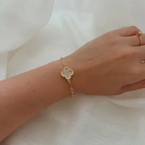PULSEIRA TREVO EM MADREPÉROLA COM ELOS OVAIS ALONGADOS. 17CM DE COMPRIMENTO E 5CM DE REGULAGEM. BANHADA A OURO 18K.