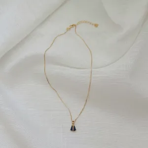 COLAR NOSSA SENHORA COM MANTO CRAVEJADO EM AZUL. 40CM DE COMPRIMENTO E 5CM DE REGULAGEM. BANHADO A OURO 18K.