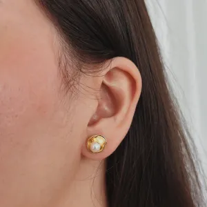 BRINCO PÉROLA COM CONCHA. BANHADO A OURO 18K.