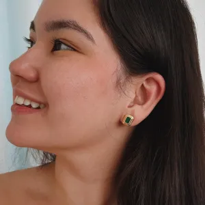 BRINCO RETANGULAR COM PEDRA VERDE ESMERALDA. BANHADO A OURO 18K.