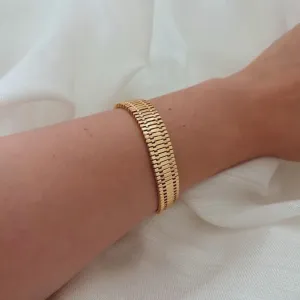 PULSEIRA MALHA 1CM COM FECHO TRAVA. 19CM DE COMPRIMENTO. BANHADA A OURO 18K.