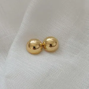 BRINCO MEIA ESFERA DOURADA. BANHADO A OURO 18K.
