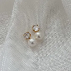 BRINCO PONTO DE LUZ 7MM COM PÉROLA. BANHADO A OURO 18K.