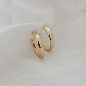 BRINCO ARGOLA LISA ACHATADA. 3CM DE ALTURA. BANHADO A OURO 18K.