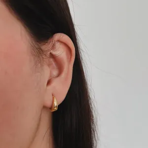 BRINCO MEIA ARGOLA GOTA. BANHADO A OURO 18K.
