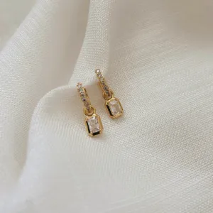 BRINCO ARGOLA CRAVEJADO COM PONTO DE LUZ RETANGULAR. BANHADO A OURO 18K.