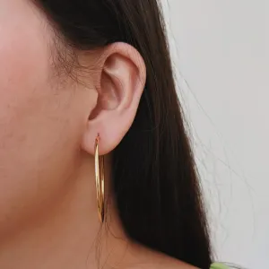 BRINCO ARGOLÃO FINO 5CM. FECHO ENCAIXE. BANHADO A OURO 18K.
