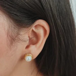 BRINCO PÉROLA COM BORDA CRAVEJADA. 1,2CM DE DIÂMETRO. BANHADO A OURO 18K.