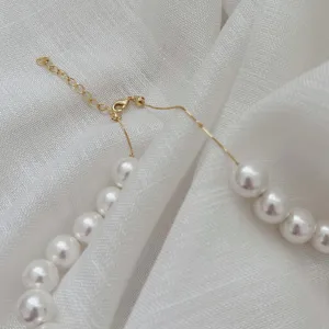COLAR PÉROLAS COM ESFERA DOURADA. 50CM DE COMPRIMENTO E 5CM DE REGULAGEM.
