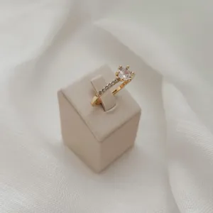 ANEL SOLITÁRIO COM MEIO ARO CRAVEJADO. TAMANHO 25. BANHADO A OURO 18K.