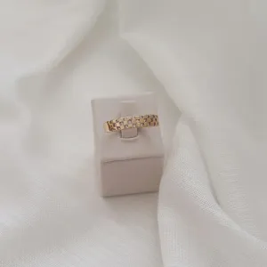 ANEL MEIA ALIANÇA COM CRAVEJADO QUADRICULADO. TAMANHO 25. BANHADO A OURO 18K.
