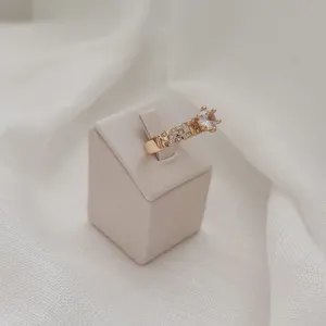 ANEL SOLITÁRIO COM CRAVEJADO QUADRICULADO. TAMANHO 25. BANHADO A OURO 18K.