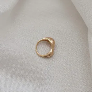 ANEL ORGÂNICO ONDULADO.  BANHADO A OURO 18K.