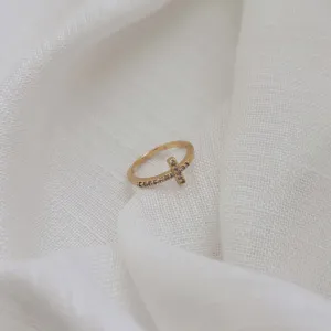 ANEL CRUZ HORIZONTAL CRAVEJADA. BANHADO A OURO 18K.