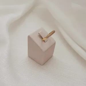 ANEL MEIA ALIANÇA COM 2 FILEIRAS CRAVEJADAS. BANHADO A OURO 18K.